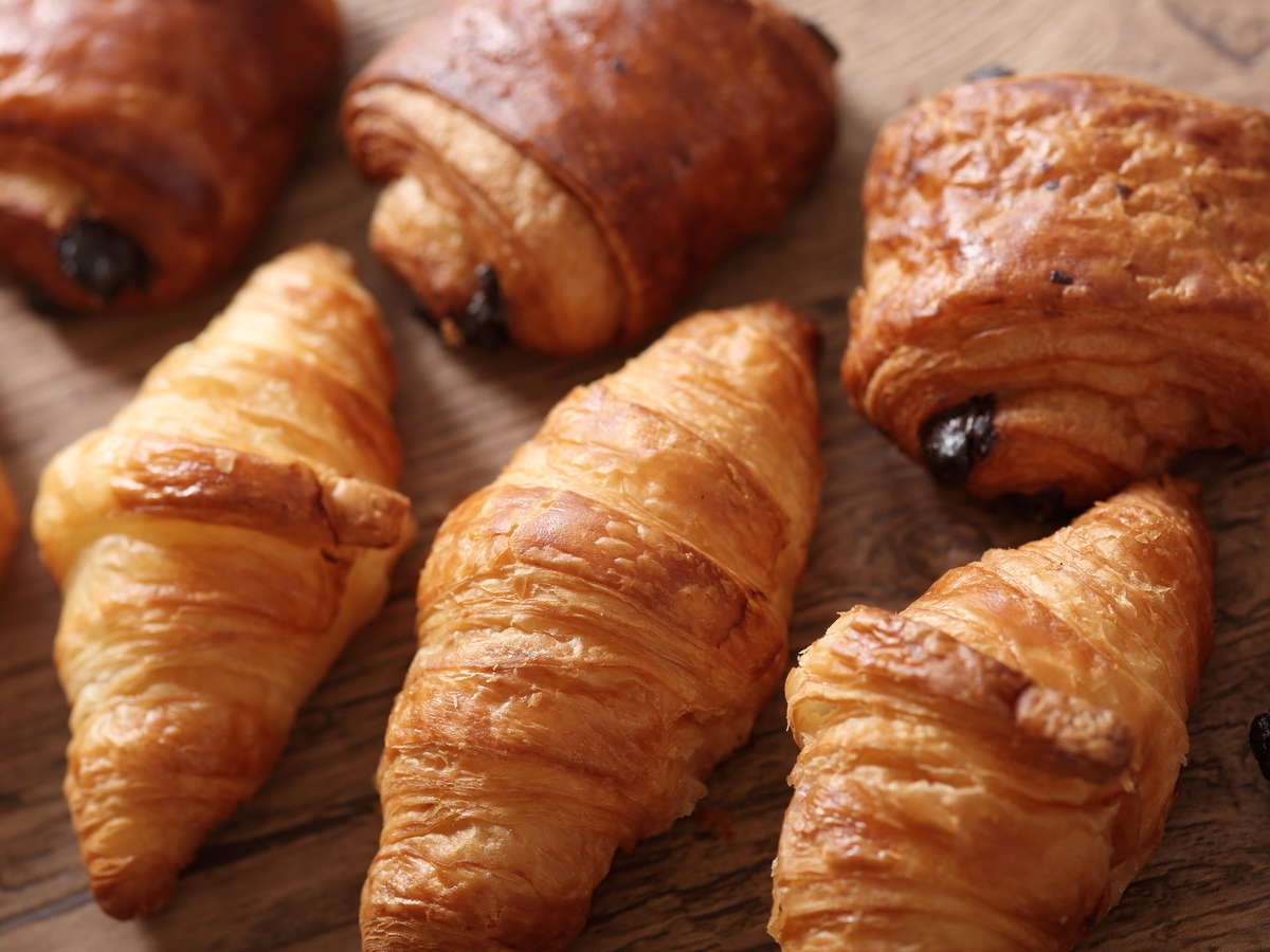 【春SALE】レイトアウト11時！朝は日替わり刺身の“だし茶漬け”や神戸ポークの豚丼・豚汁が美味