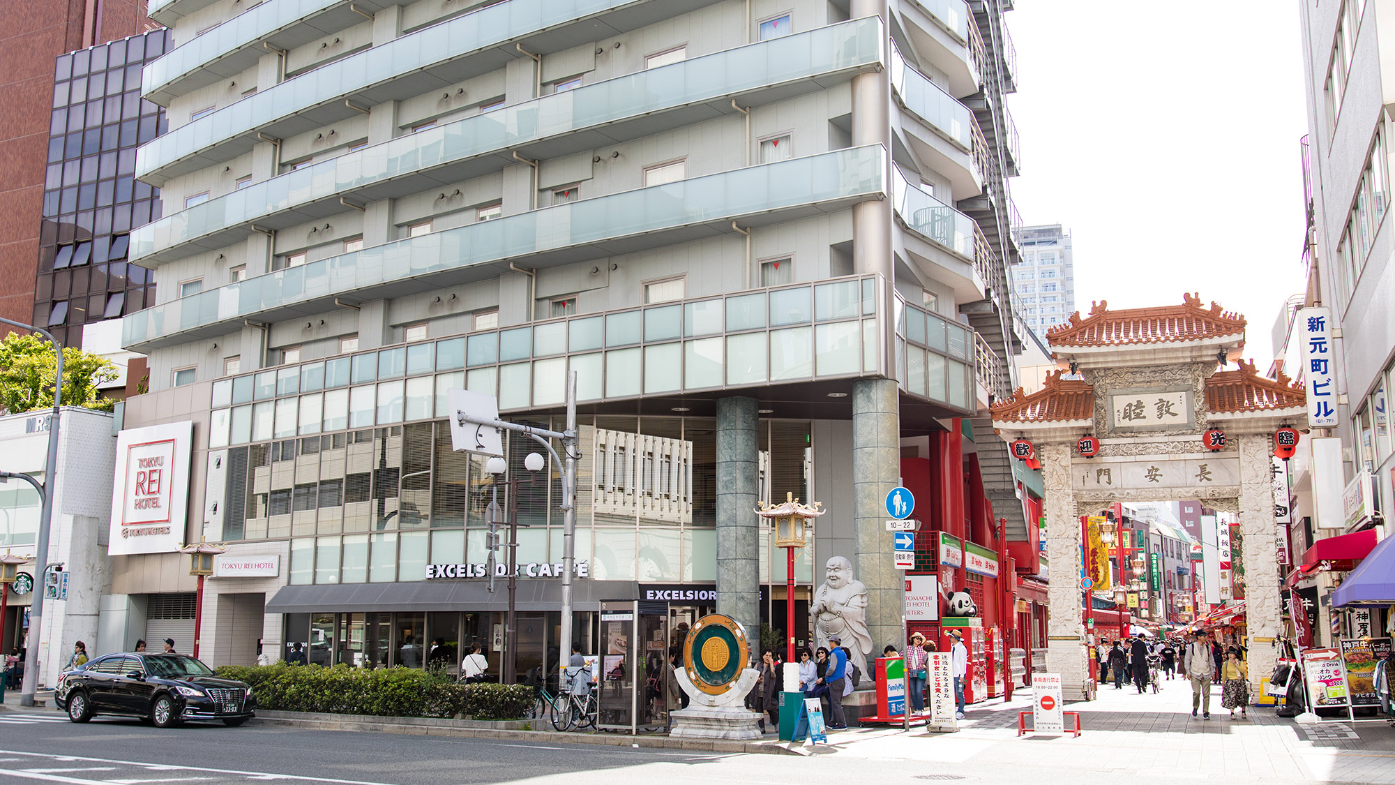 ホテルエントランスは南京町の東側入口“長安門（東楼門）”に隣接。