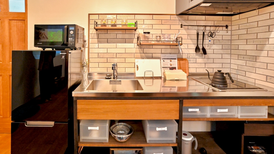 キッチンは調理台やコンロを備えたもの。キッチン備品も取り揃えています。アパートメントルーム206号室