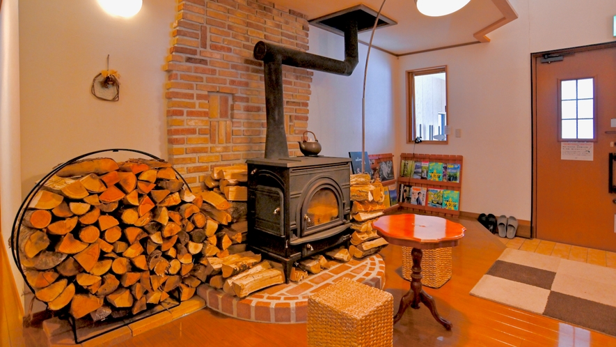 【玄関ロビー/フロント】暖かな暖炉と薪がお出迎え♪チェックインもこちらで行います。