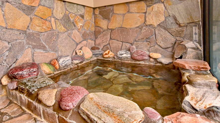 貸切温泉は内湯と露天があり、お好きな温度を楽しめます。お二人がゆったりと入ることができる広さです！