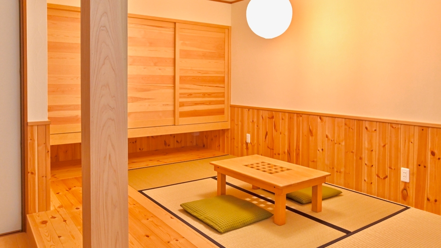 無垢の木と畳の香りや触り心地を楽しめる、落ち着きのあるアパートメントルーム204号室
