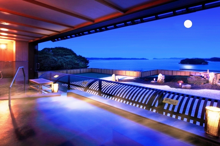"Miharashinoyu", a rooftop bath with a spectacular view of the sea and the island