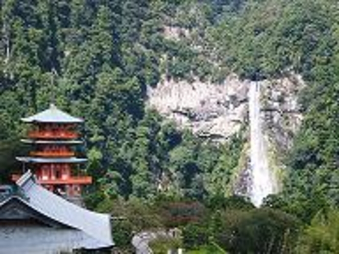 青岸渡寺(三重塔)と那智大滝