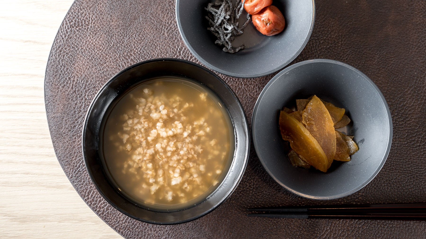 奈良名物の茶がゆはさらっとした食感で食欲をそそります