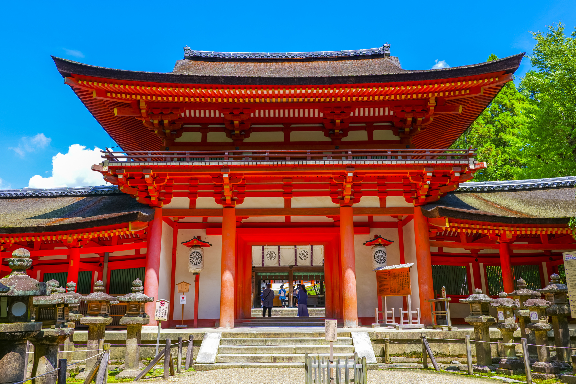 春日大社【当館から徒歩約20分】朱色の社殿が美しい、世界文化遺産に登録された古社