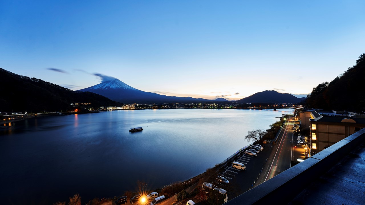 夕暮れ時の美しい富士山は息を呑む美しさ