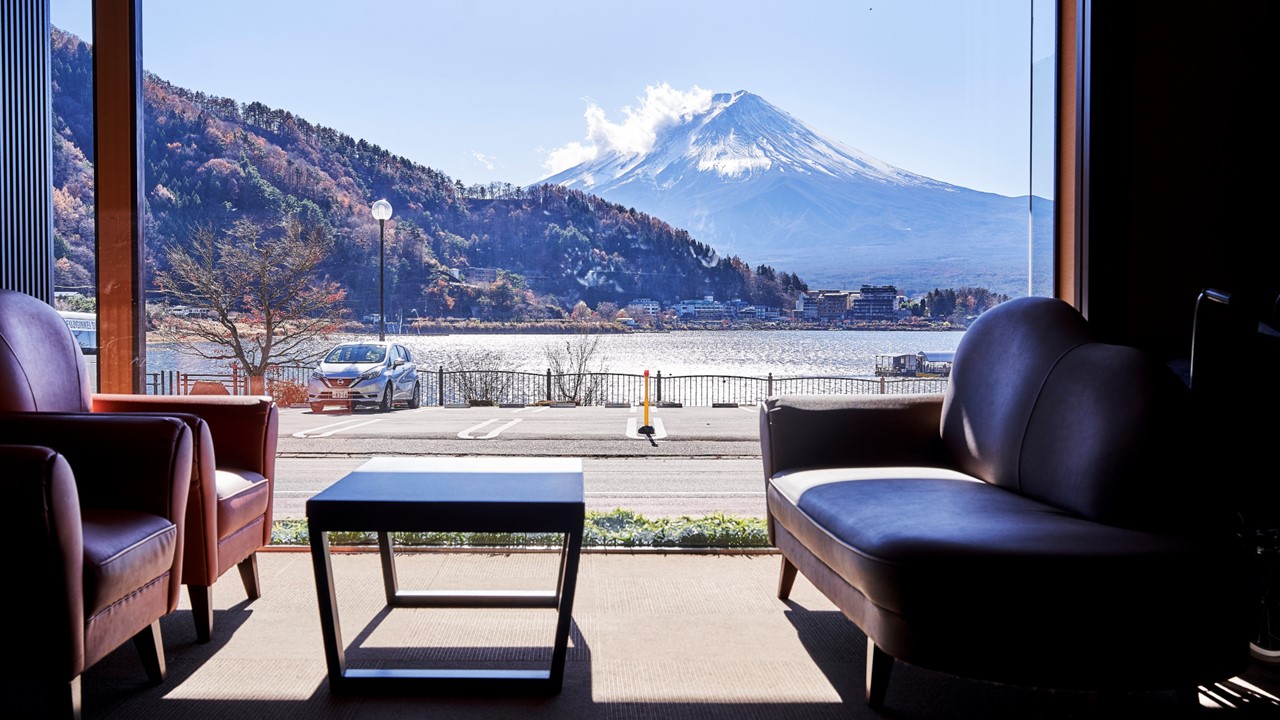 富士山と河口湖を望む開放的なロビー