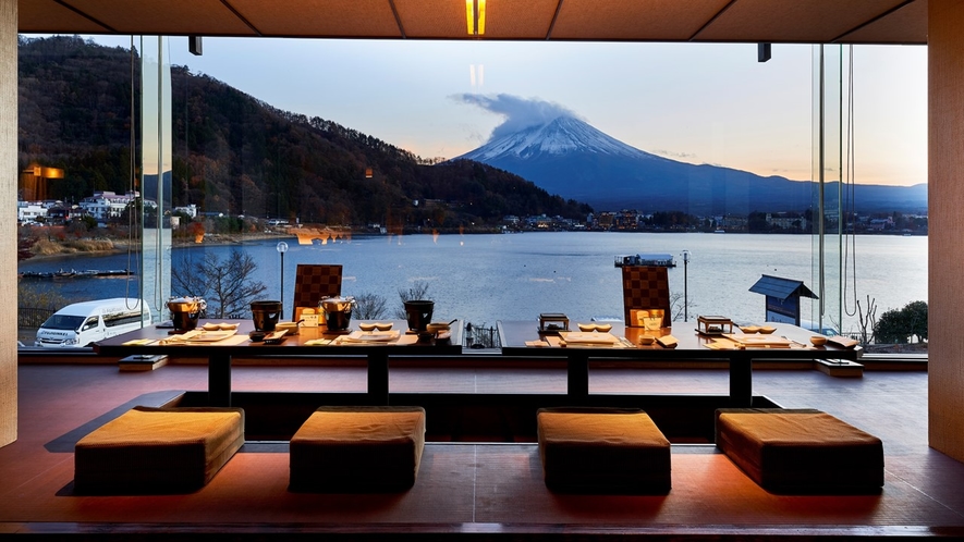 雄大な富士山と河口湖の水面を一望できるお食事会場