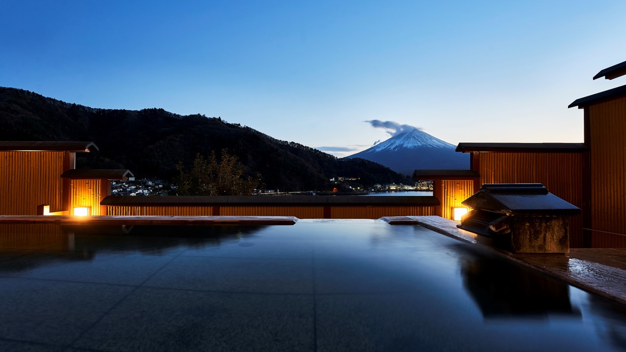 富士山と河口湖を目の前に望む 「富士見の湯」