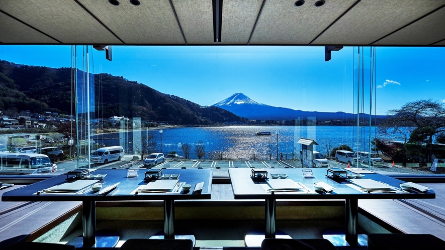 お食事会場から富士山と河内湖を一望
