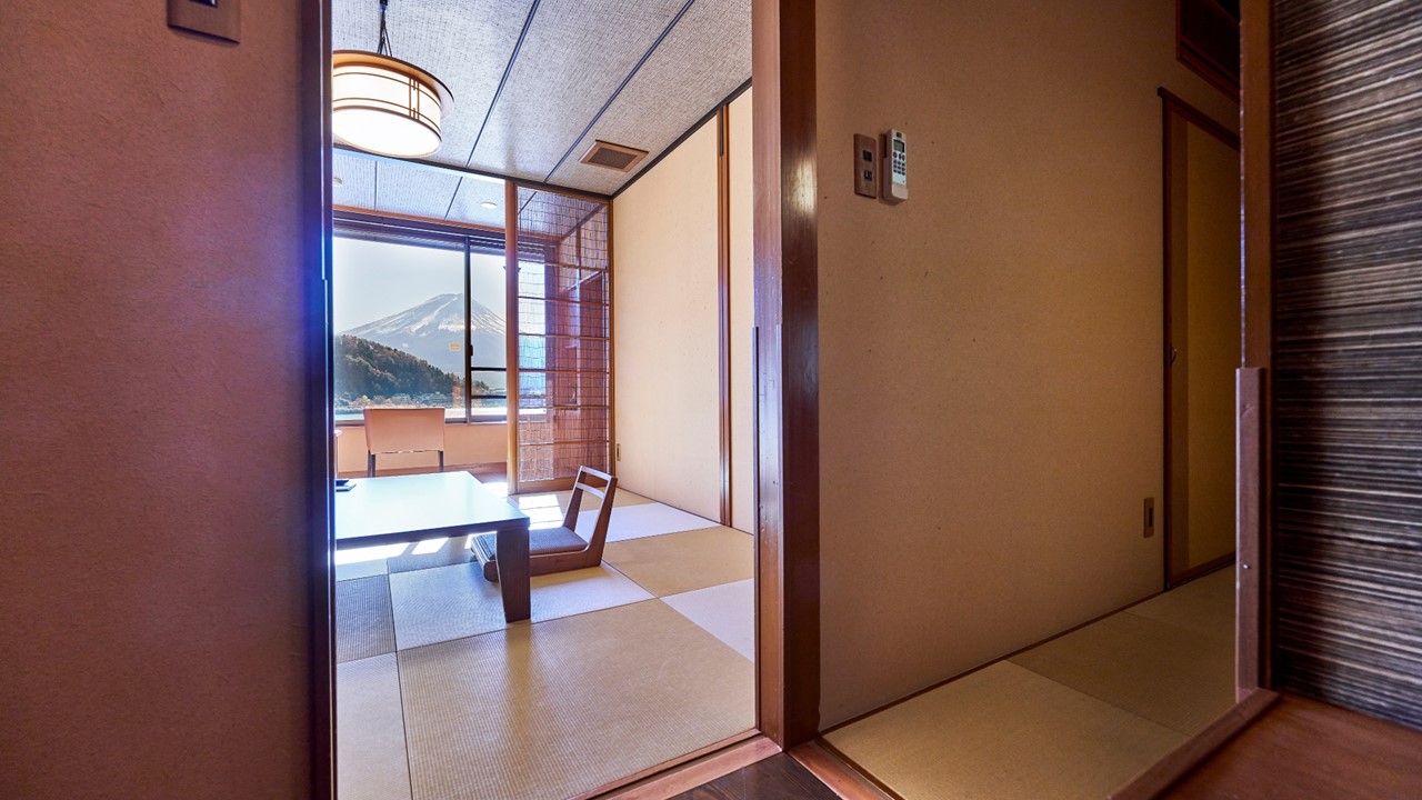 湖楽 (３階）和室8畳二間　禁煙　河口湖越しに富士山