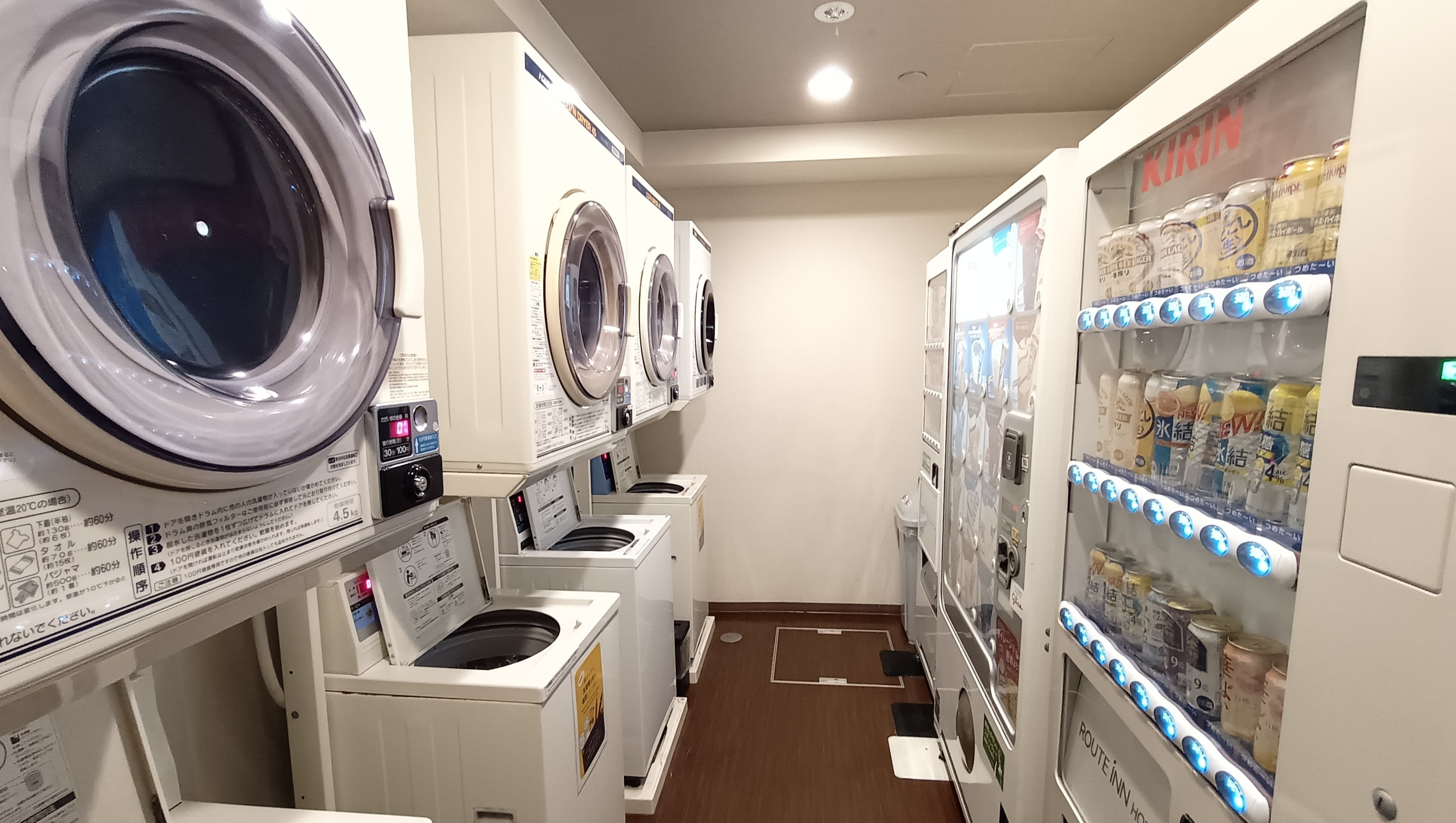 【西館１階】　ランドリーコーナー　
