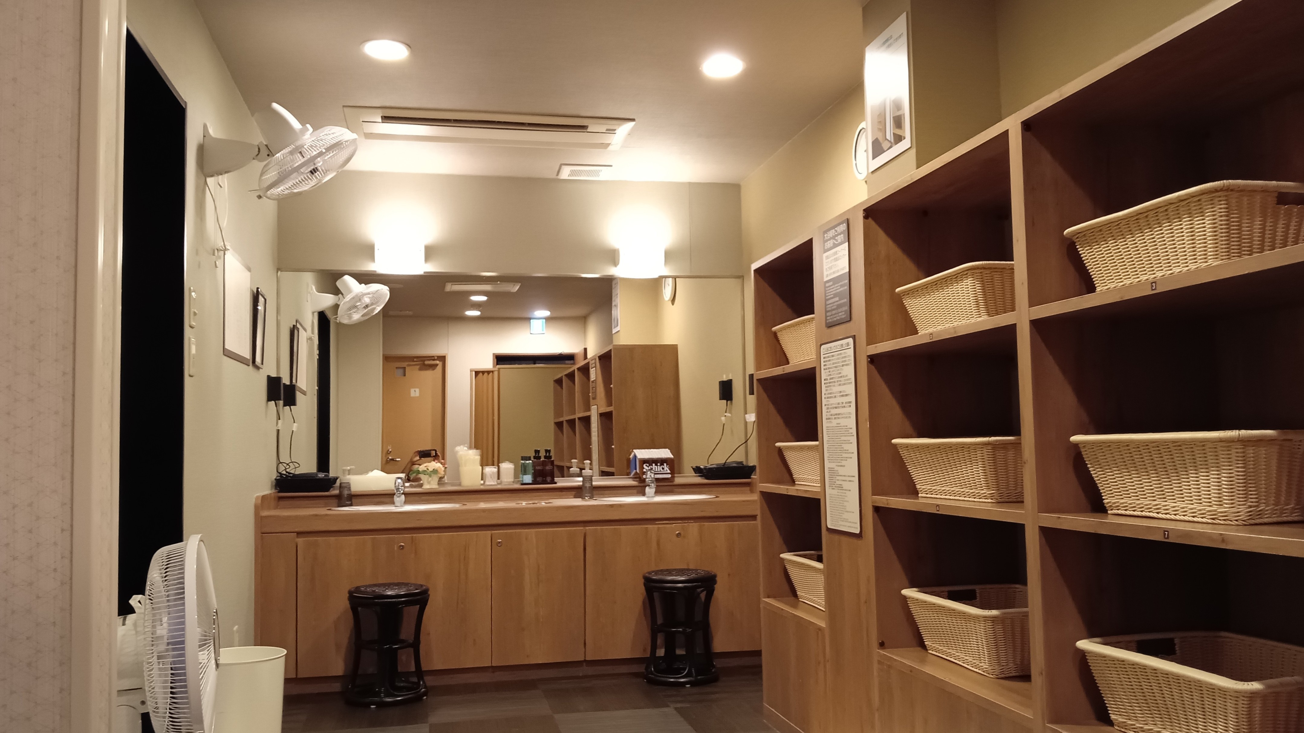 西館◆男性大浴場◆脱衣所内