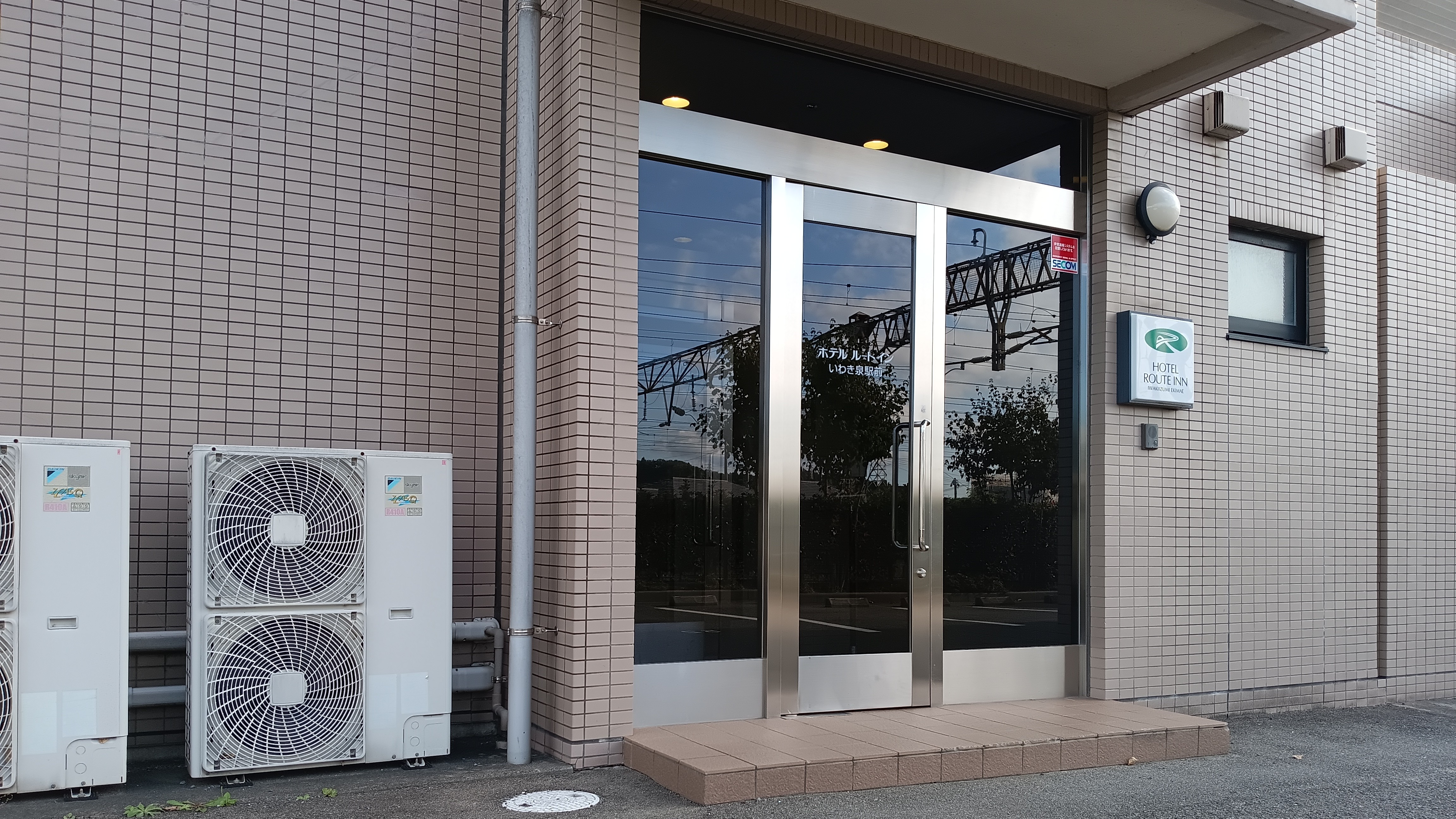 ホテル入口　本館北側　