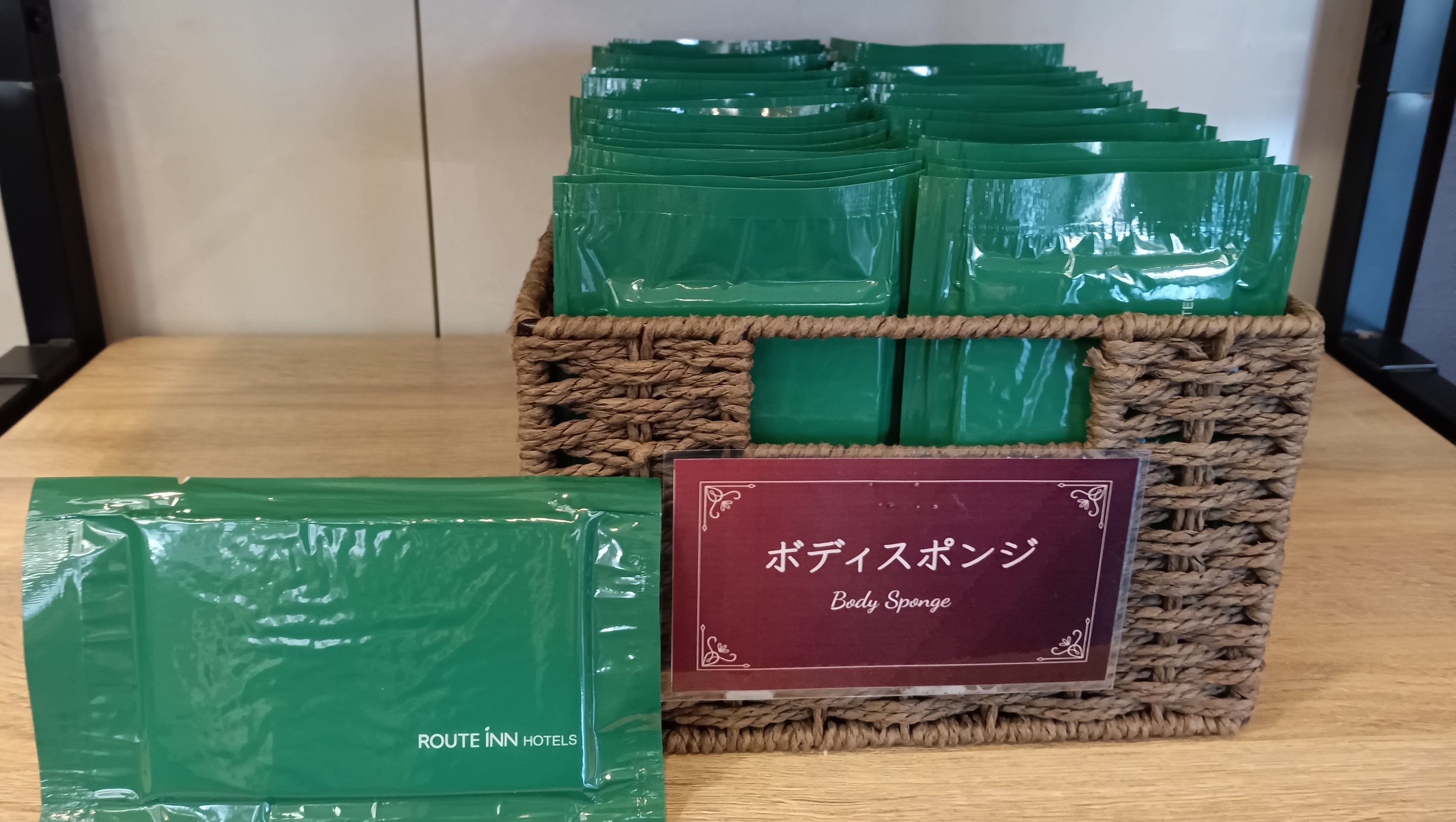 【本館ロビー】アメニティバー　中段（浴室用スポンジ）