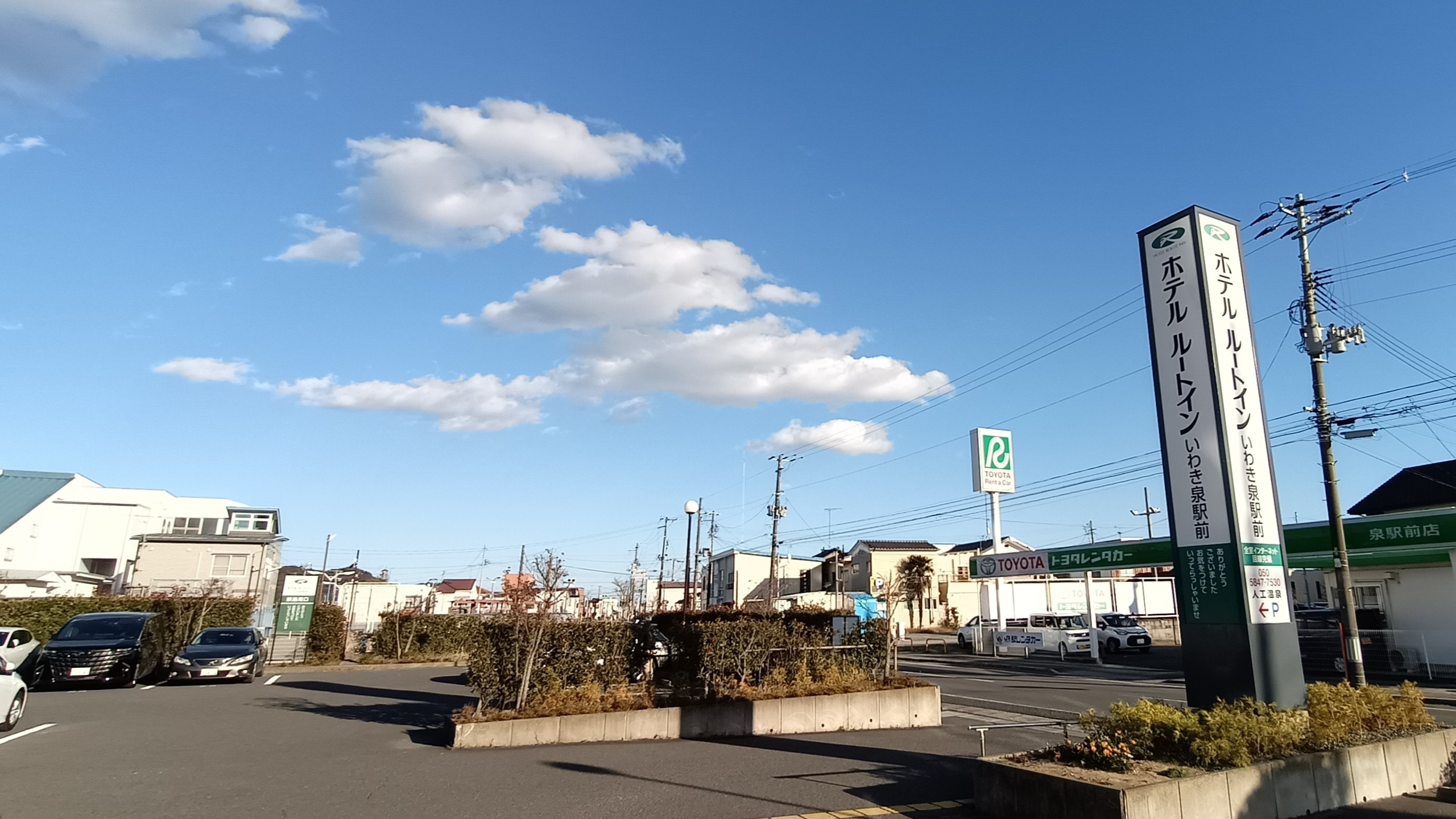 【正面エントランスより】