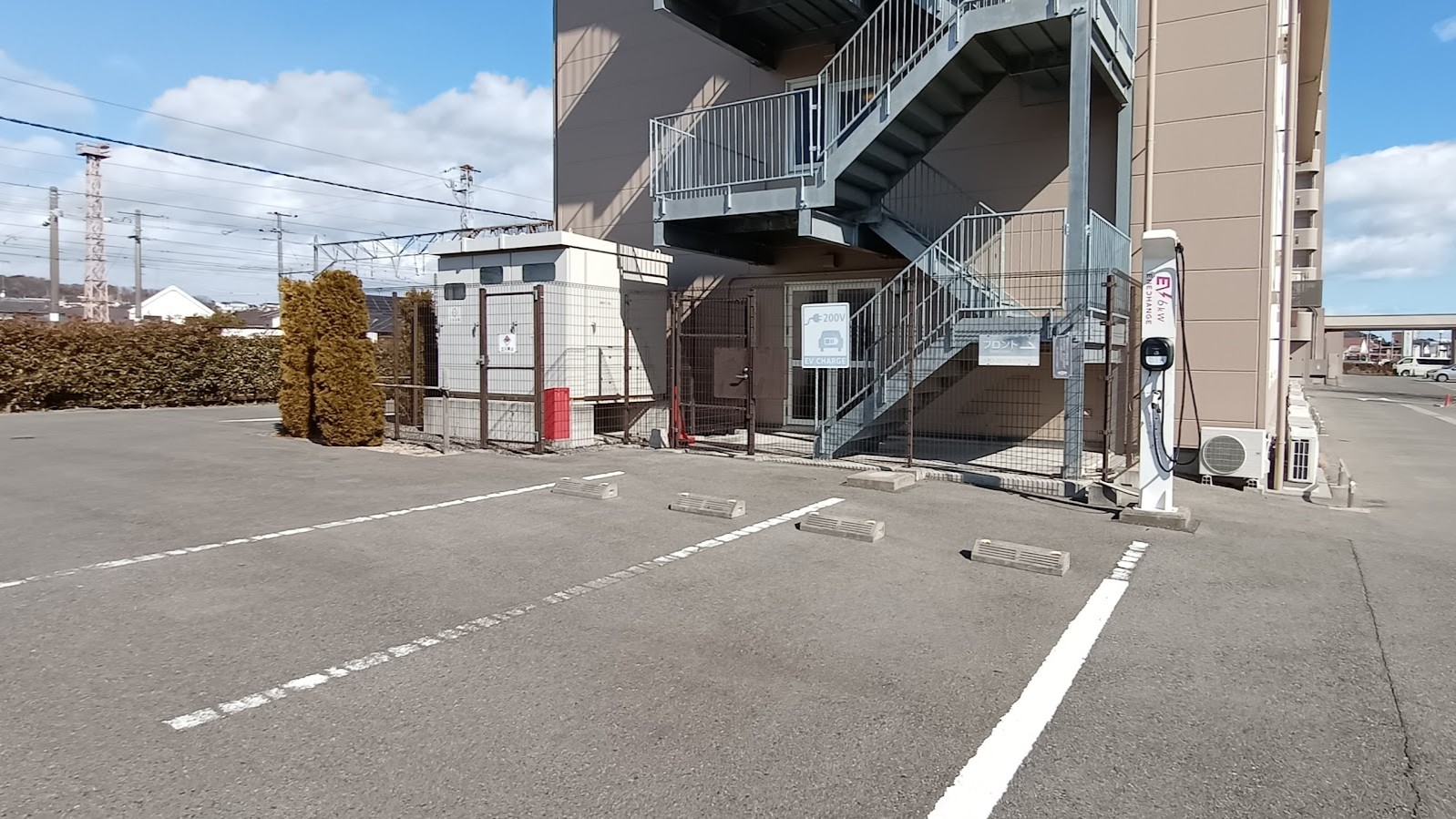 【電気自動車充電スペース】※１台分のみ駐車可　要予約