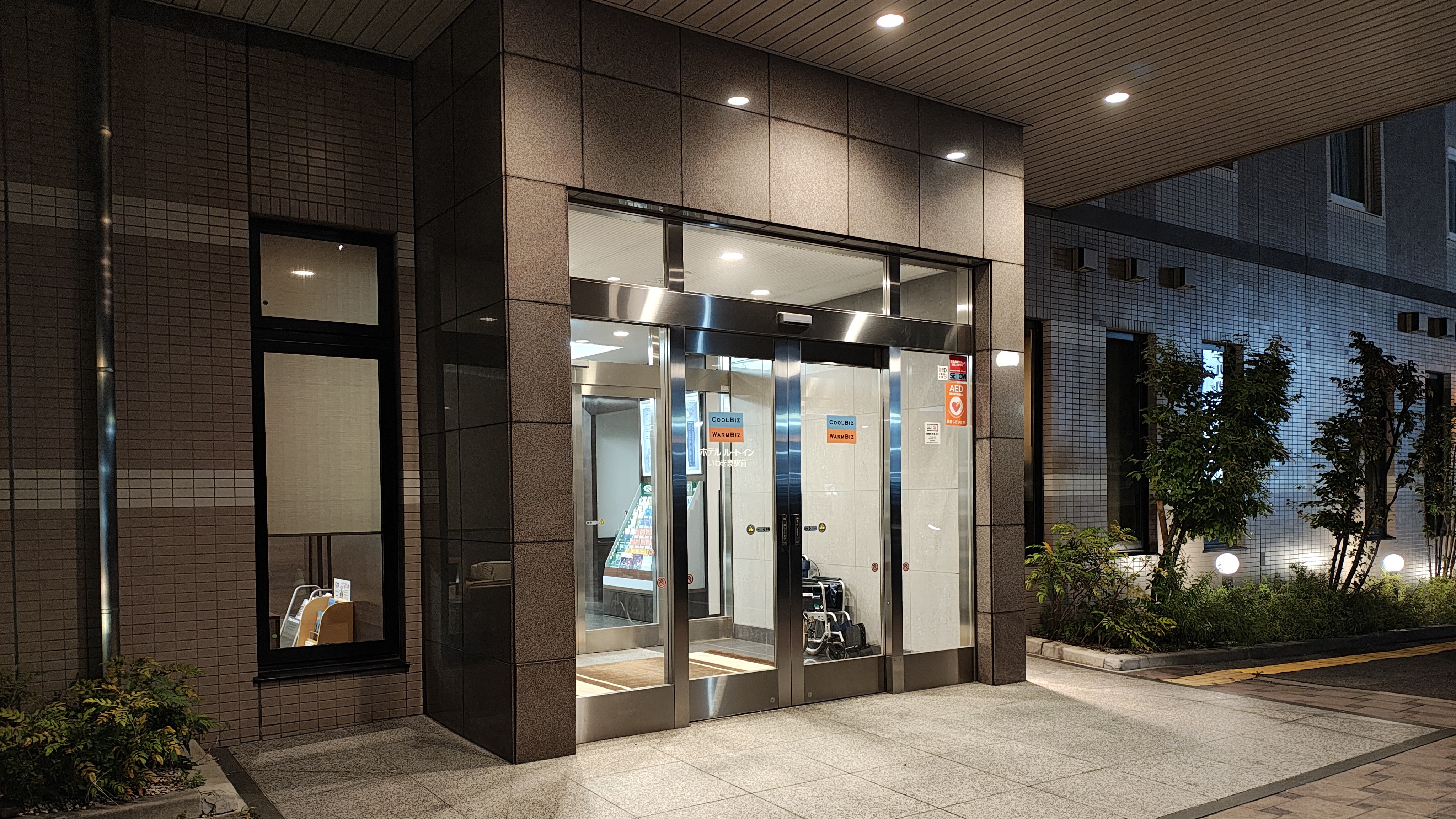 ホテル入口　本館正面（夜間）