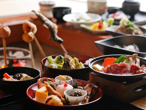 囲炉裏端で郷土料理を味わおう