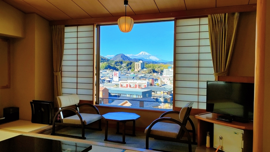 【花の院】12.5畳の和室のお部屋。晴れていればお部屋の広い窓から富士山が！