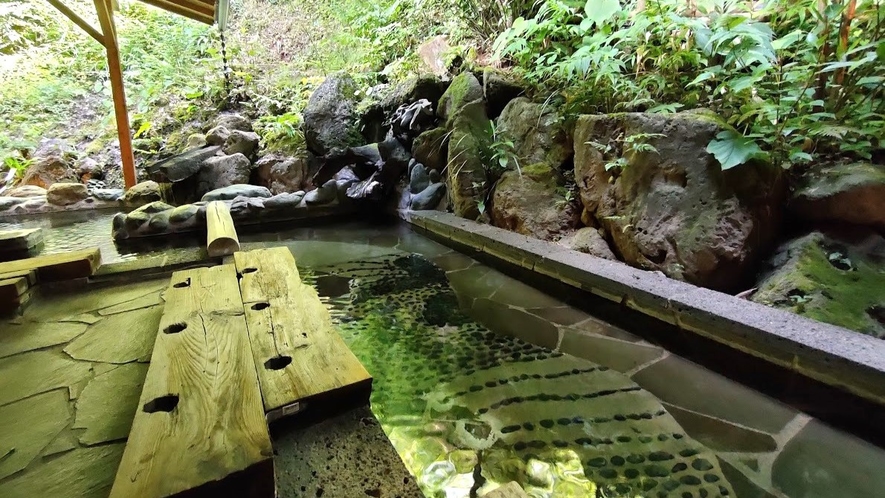 自慢の貸切露天風呂「大岩の湯」・足湯スペース完備