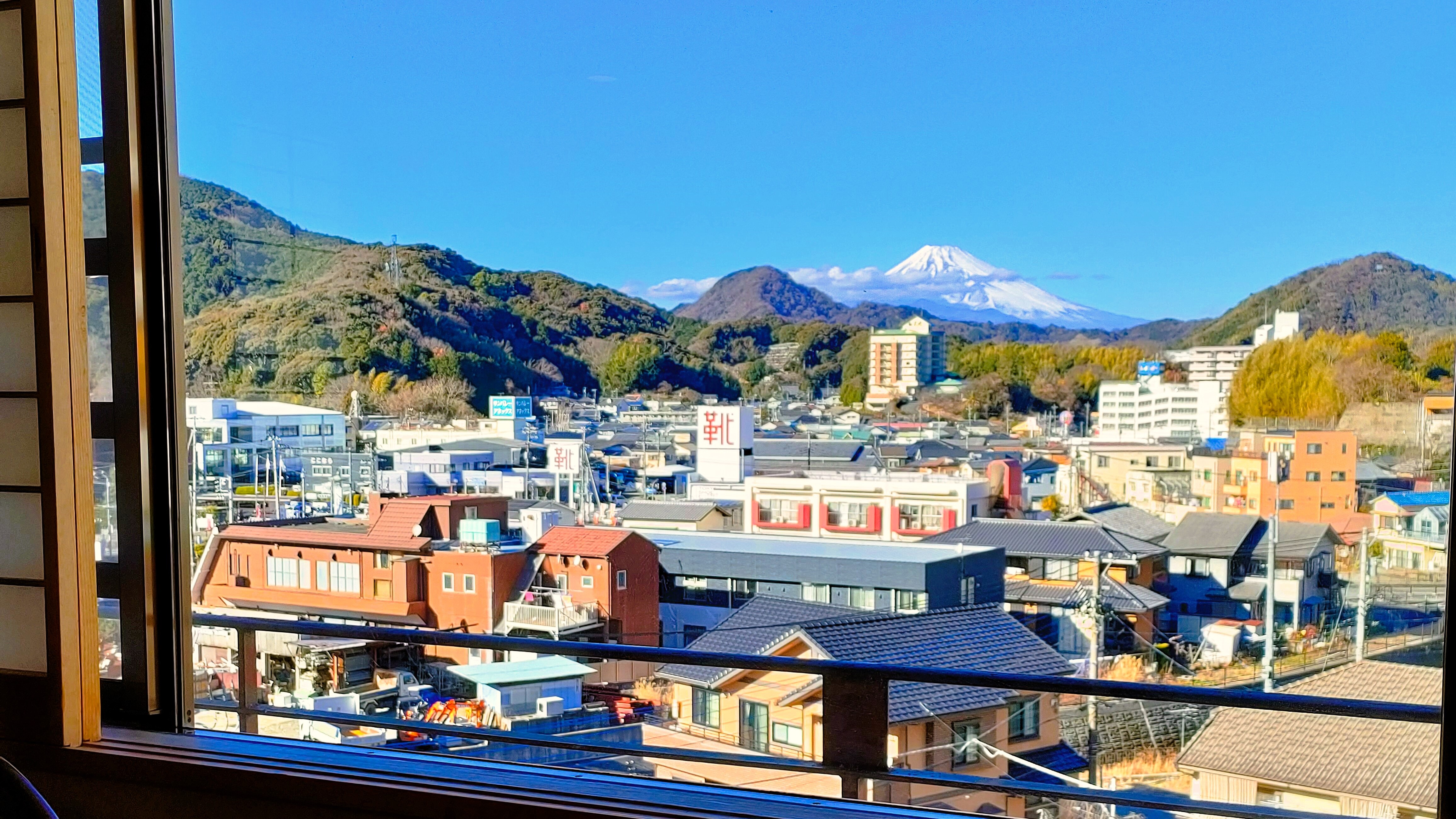 【花の院】12.5畳の和室のお部屋。晴れていればお部屋の広い窓から富士山が！