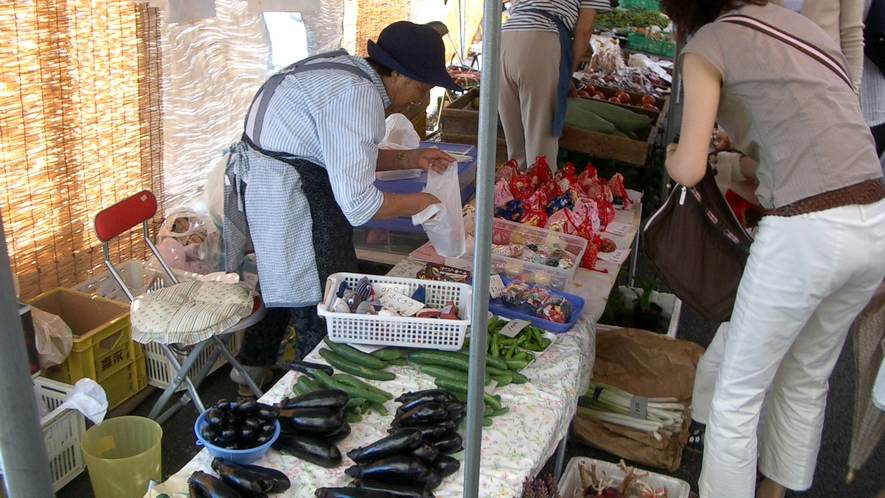 陣屋朝市･宮川朝市には、地元のおばちゃんたちが一生懸命育てた新鮮な野菜がならびます。