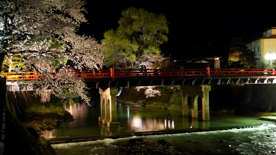 夜の古い町並みを演出する、『中橋』のライトアップは四季ごとにライトアップされます。