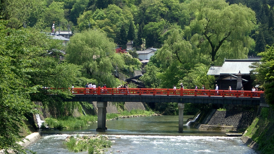 高山のシンボル『中橋』。古い町並みのすぐ近くで、人気の撮影スポットです。