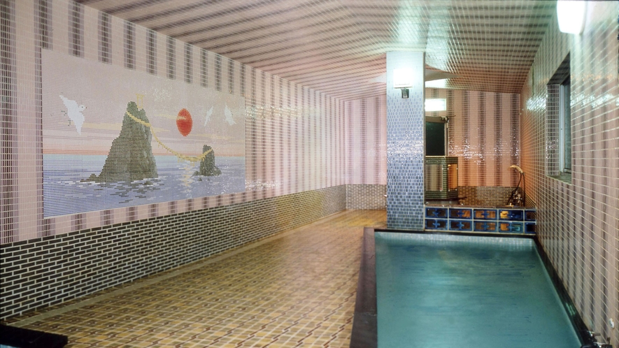 壁のタイル画が特徴的な大浴場は、広々とした造りで、のびのびとご利用いただけます