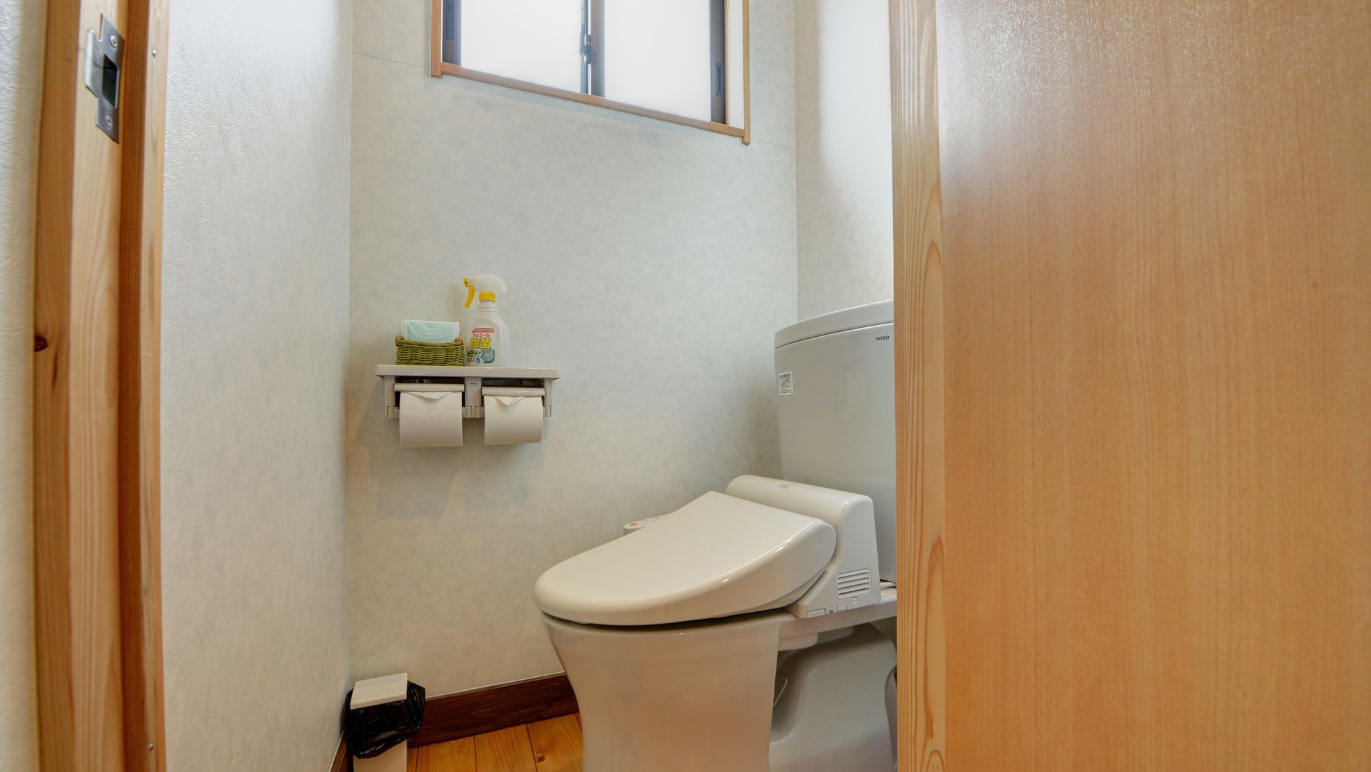 ＊【洋室】ダブル＋シングル（トイレ付）／ウォシュレット付きのトイレです。