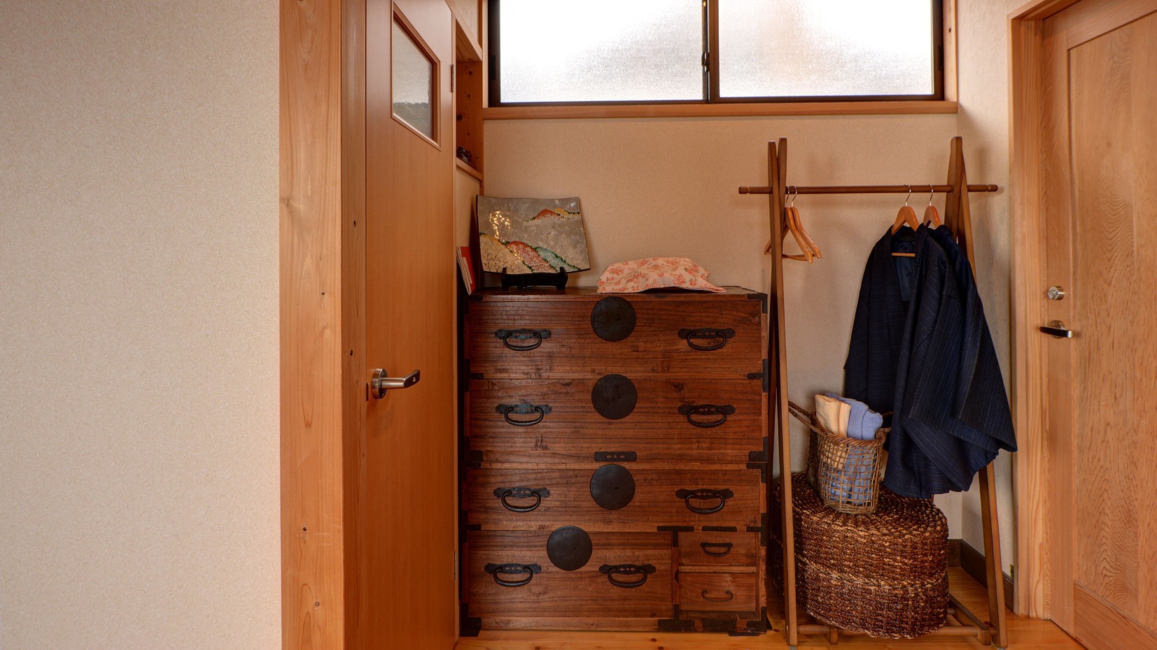 ＊【洋室】ダブル＋シングル（トイレ付）／ふかふかのベッドでご就寝くださいませ。
