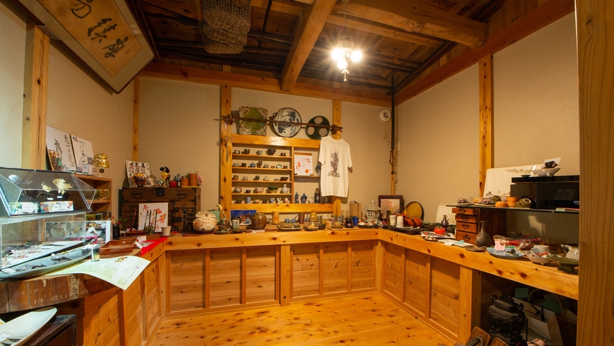 ＊館内の売店／南山荘では様々なお土産をご用意。見ているだけで楽しい空間です。