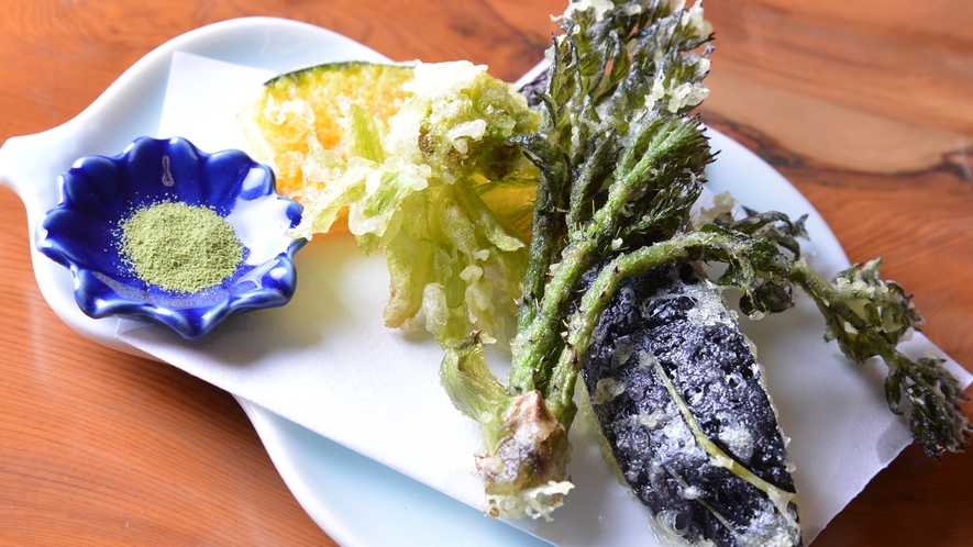 ＊山菜の天ぷら/旬の食材を使っていますので、季節の変化を感じられます。