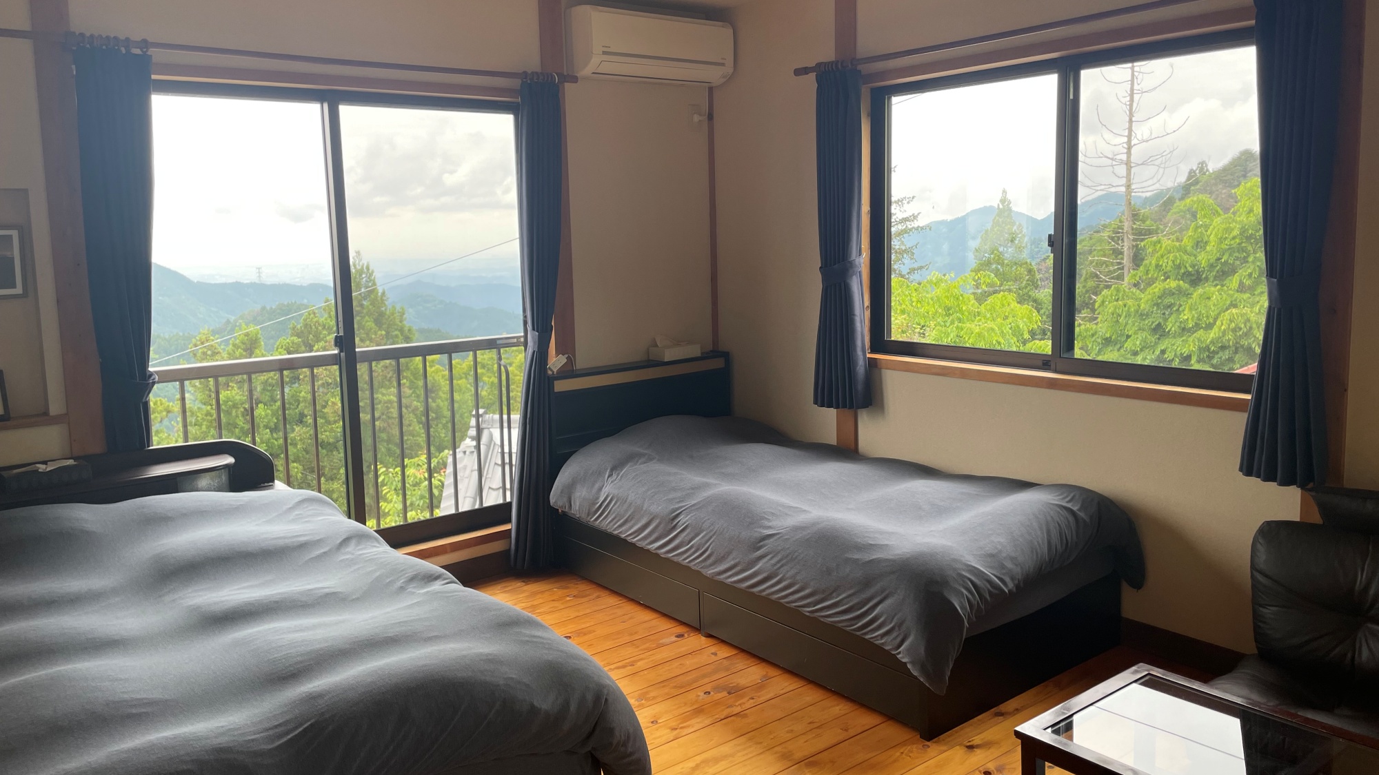 *【洋室】ダブル＋シングル（トイレ付）季節ごとに変わる景色をご覧いただけます。