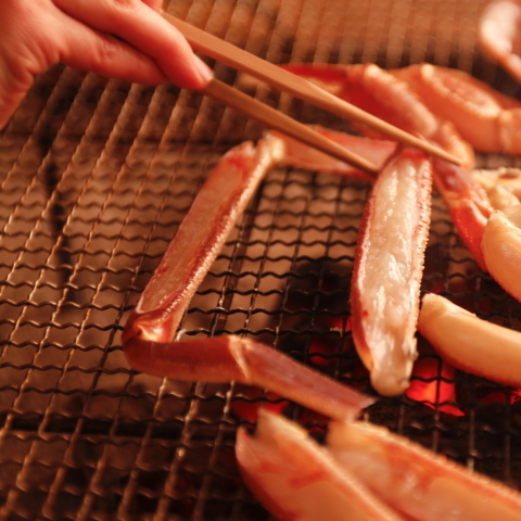 佐津温泉 民宿 美味し宿かどやの囲炉裏で焼く炭火焼きガニ