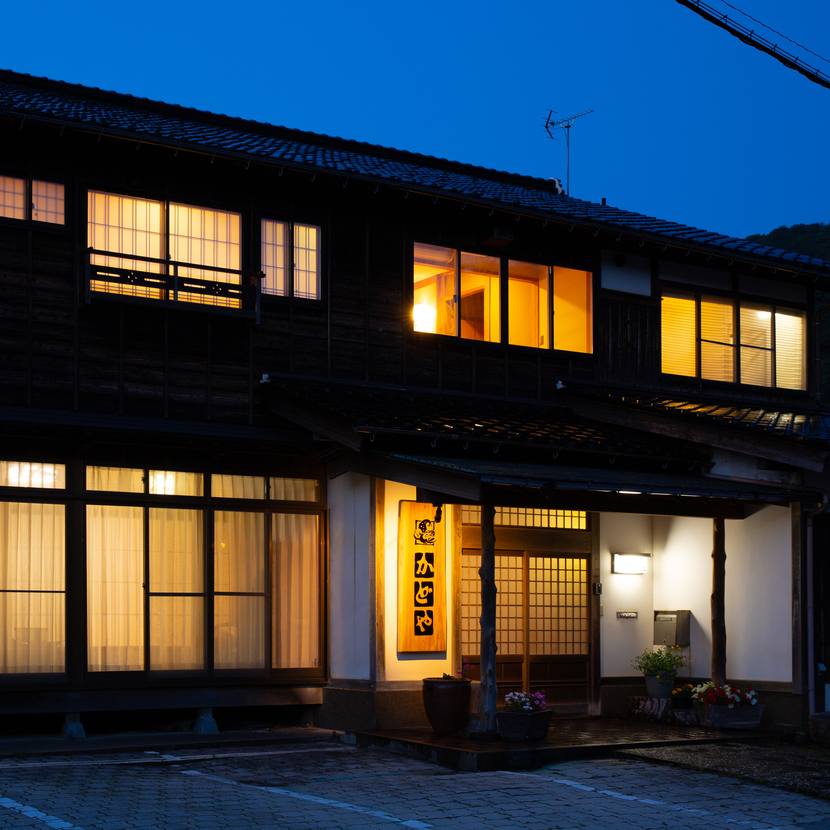 かどや外観（令和新看板）