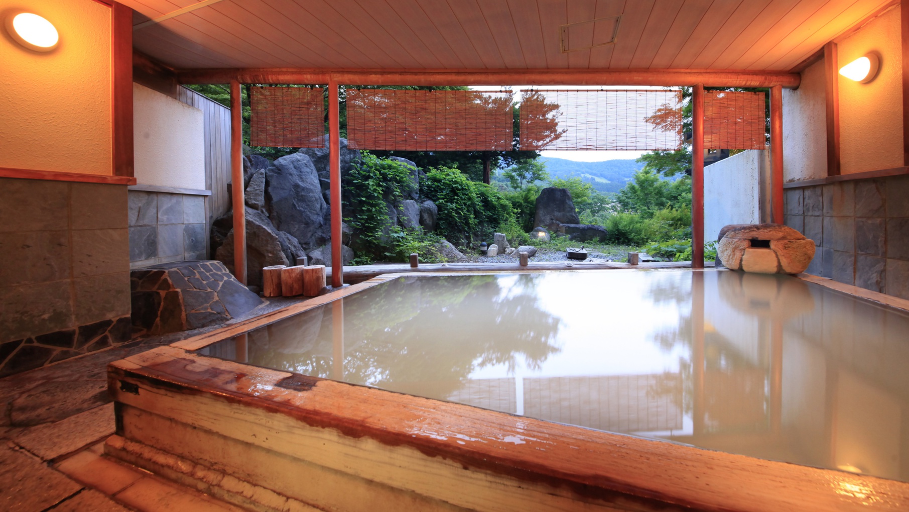 庭園露天風呂/朝から晩まで違った雰囲気で温泉をお楽しみいただけます※イメージ