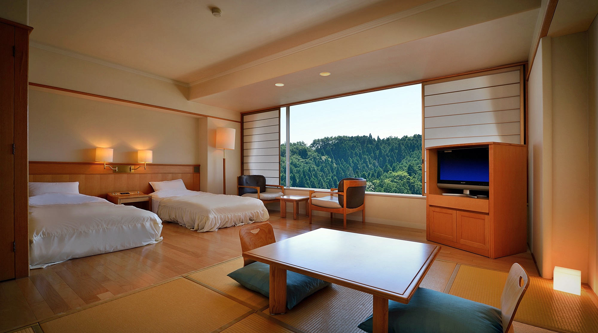 【山側/趣きの異なる2種の和洋室】松韻閣 - 2ベッド+畳リビング。木々の緑に癒されるひとときを。