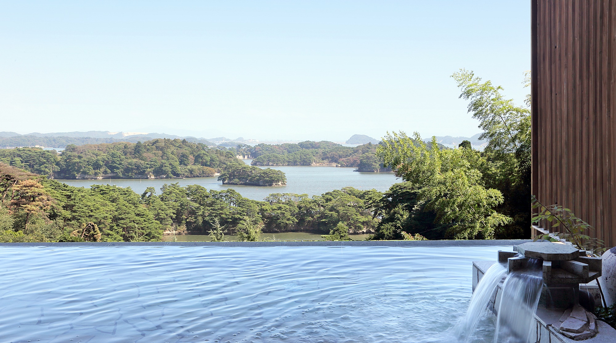 【露天風呂(昼)】　松島湾を望むことが出来る絶景風呂