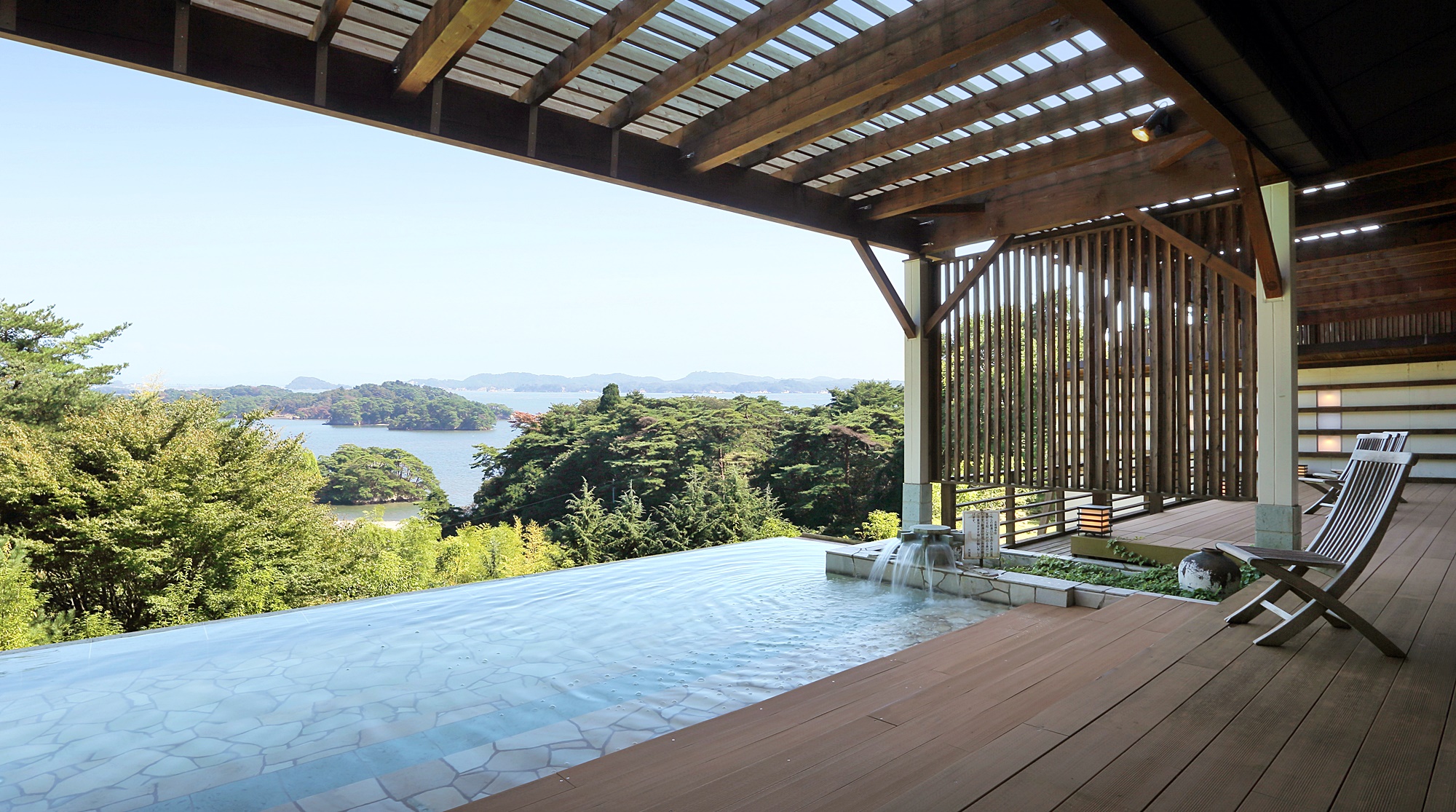 【露天風呂(昼)】　松島湾を望むことが出来る絶景風呂