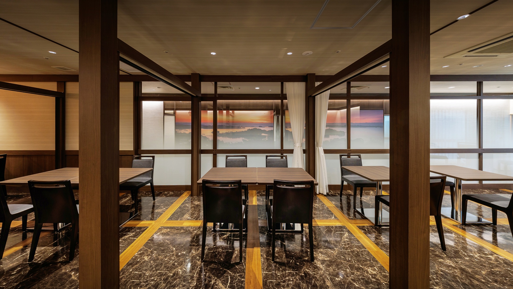 【ラ・セレース/会場イメージ】ゆったりとくつろげる空間を新たに増席！和洋中の料理をお楽しみ下さい！