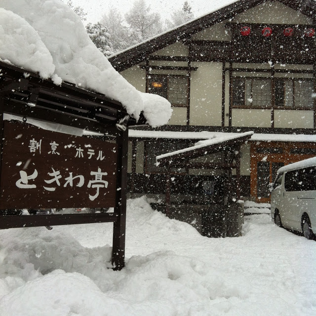 雪の中のときわ亭