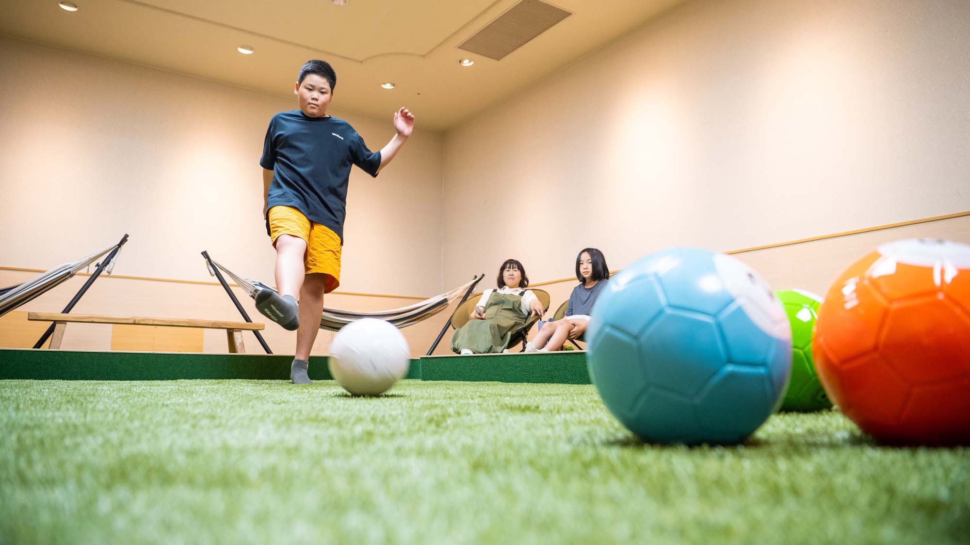 【1日2組限定/15:30開始】親子で白熱！新感覚ビリヤード×サッカー「ビリッカー」貸切体験◇夕朝食
