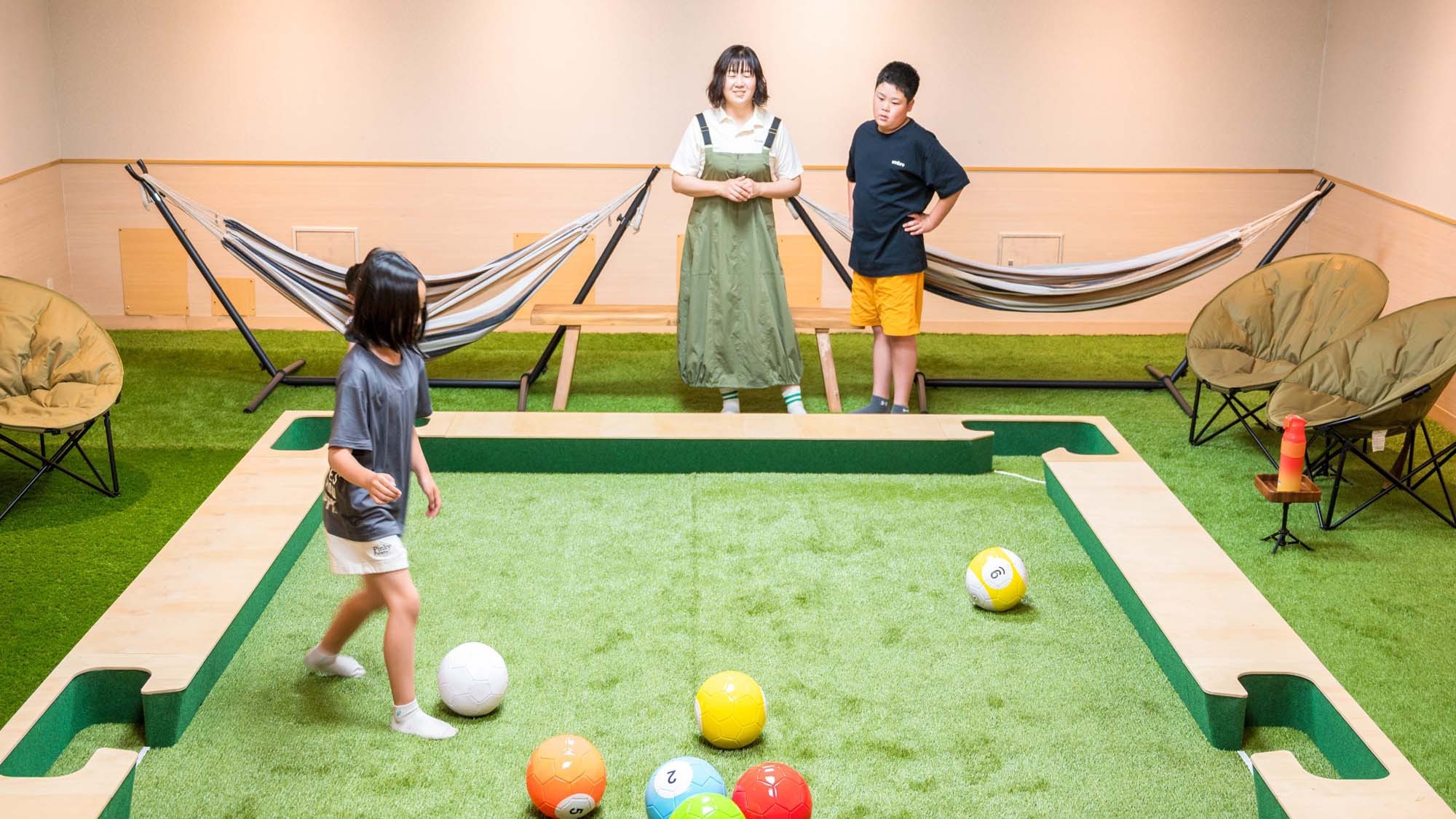 【1日2組限定/15:30開始】親子で白熱！新感覚ビリヤード×サッカー「ビリッカー」貸切体験◇夕朝食