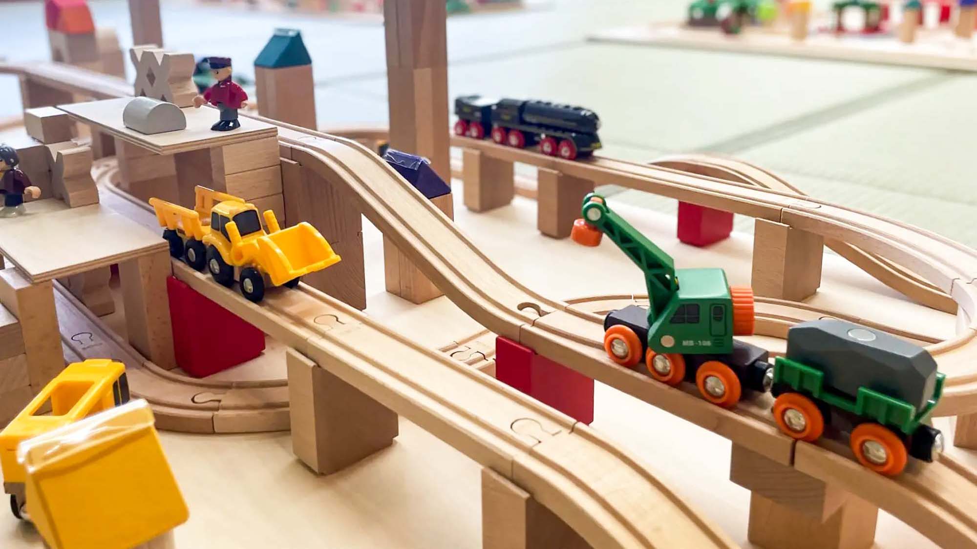 【トレインルーム】新設された木製の列車で遊ぶトレインルーム