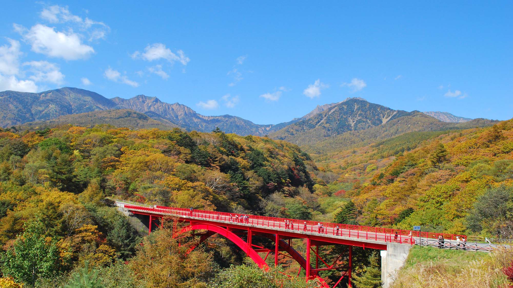 【周辺観光・秋】＜紅葉の東沢大橋と八ヶ岳＞八ヶ岳の人気の紅葉スポットです。※ホテルからお車で約12分
