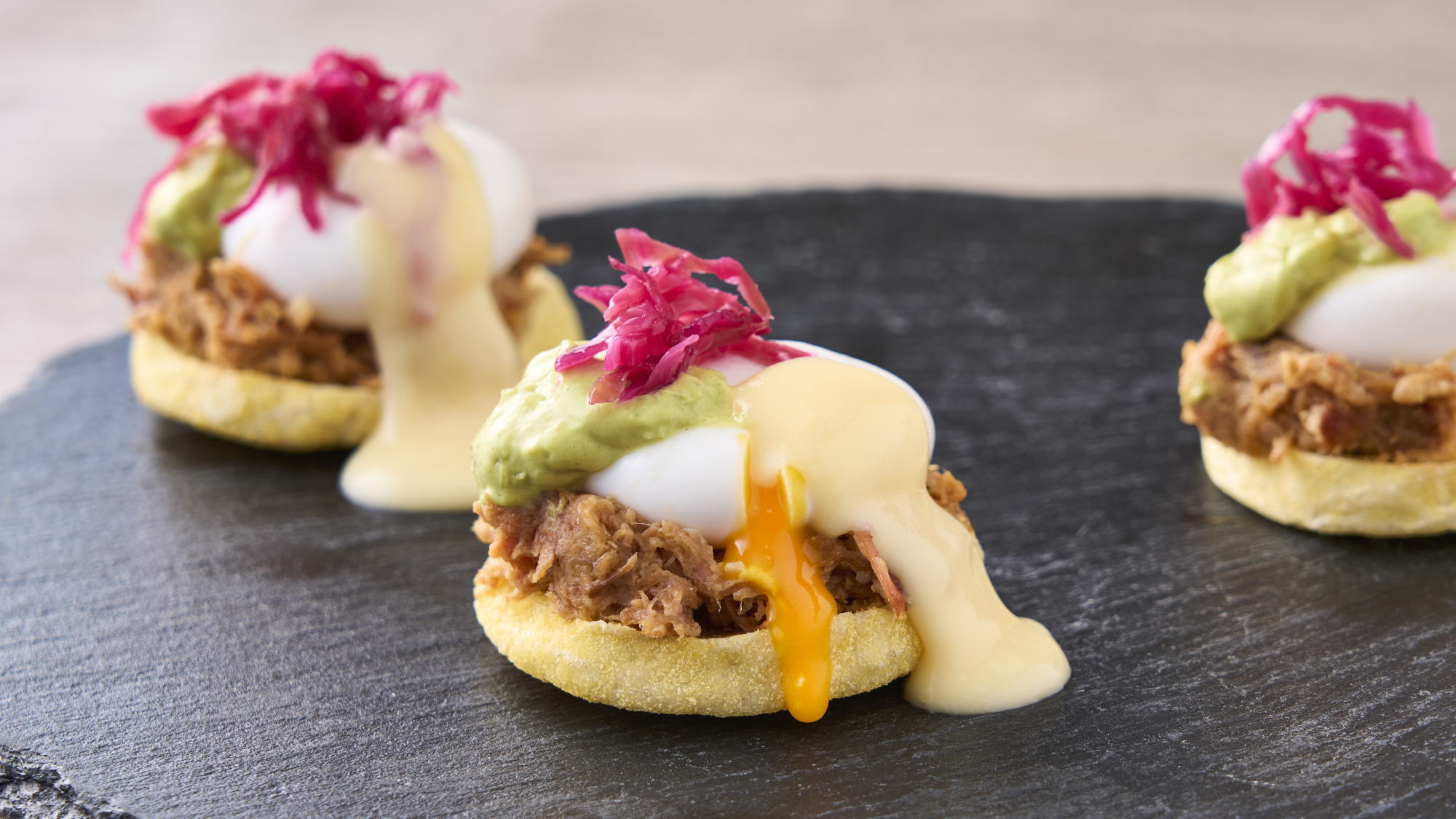 【4/1～9/30 Breakfast Buffet】プルドポークベネディクト※イメージ