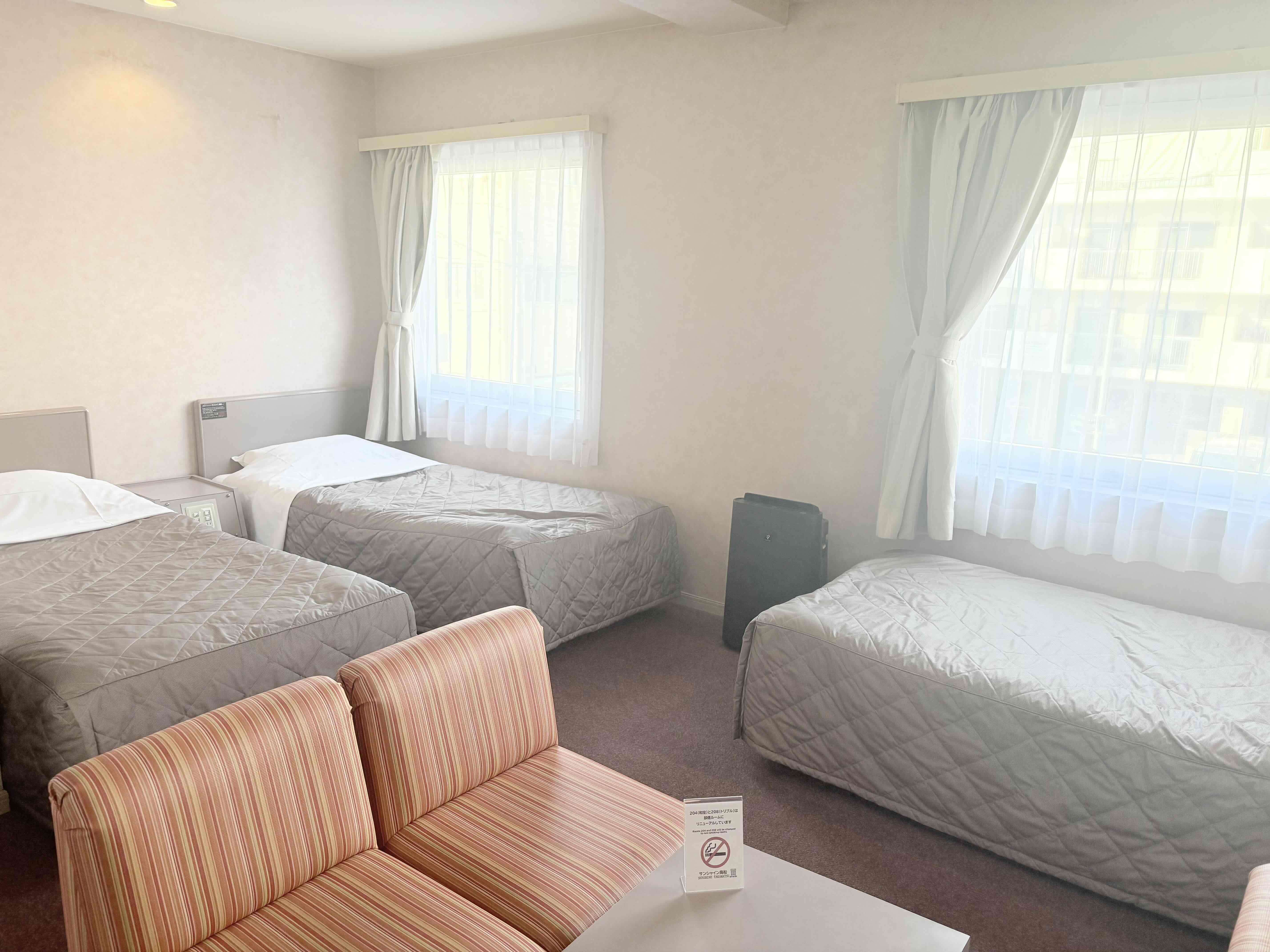 禁煙　トリプルルーム１　シングルベッドが３台あります